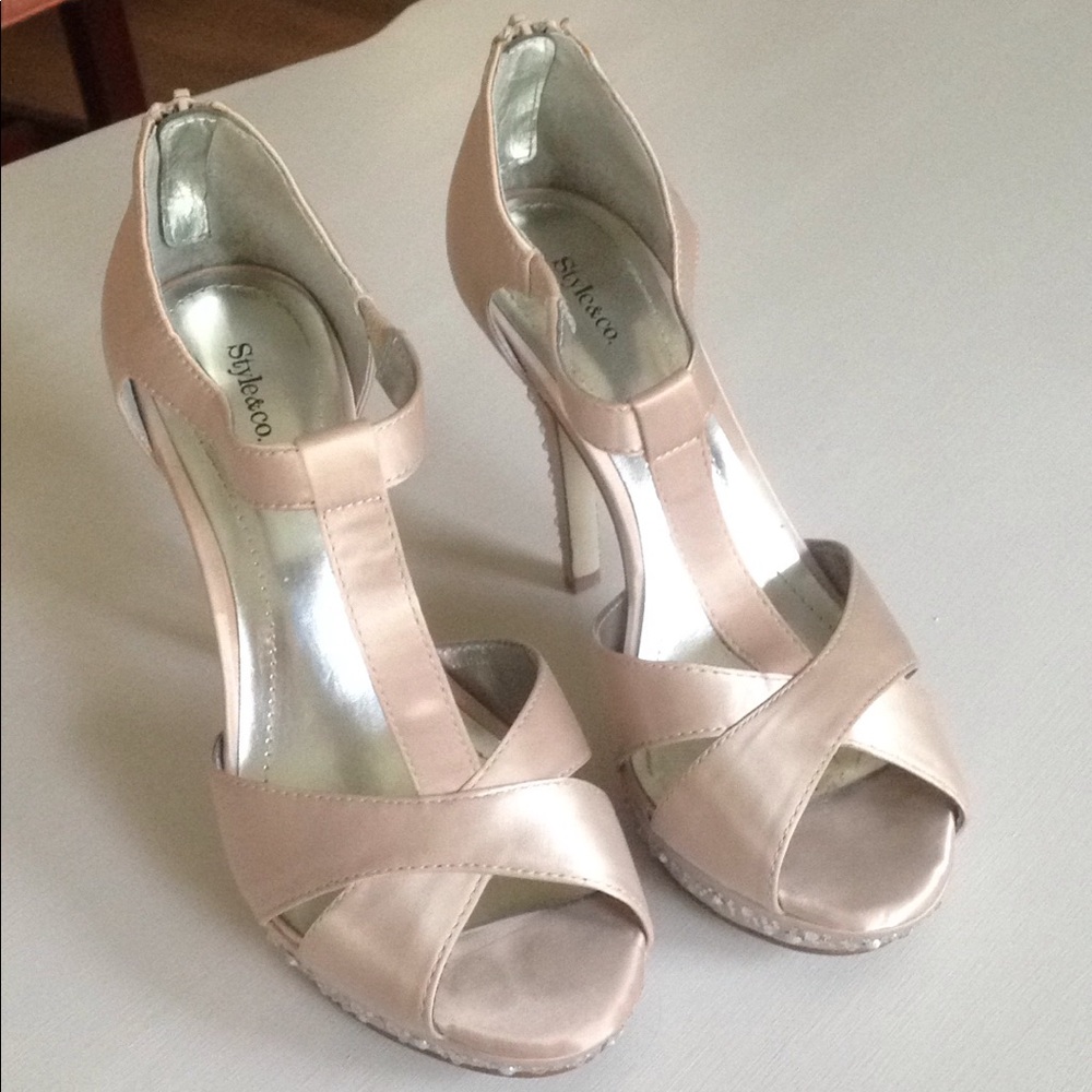Gently worn Style & co champagne platform sz 7.5